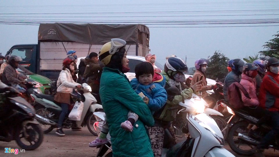 Xe cộ chật vật trở lại thành phố ngày đầu năm mới